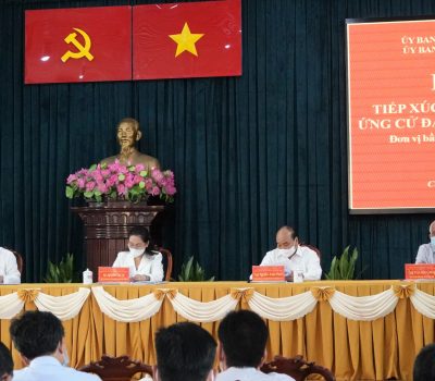 Các ứng cử viên đại biểu Quốc hội tham gia buổi tiếp xúc cử tri. ẢNH: SỸ ĐÔNG
