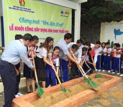Các đại biểu thực hiện nghi thức khởi công công trình thiếu nhi.