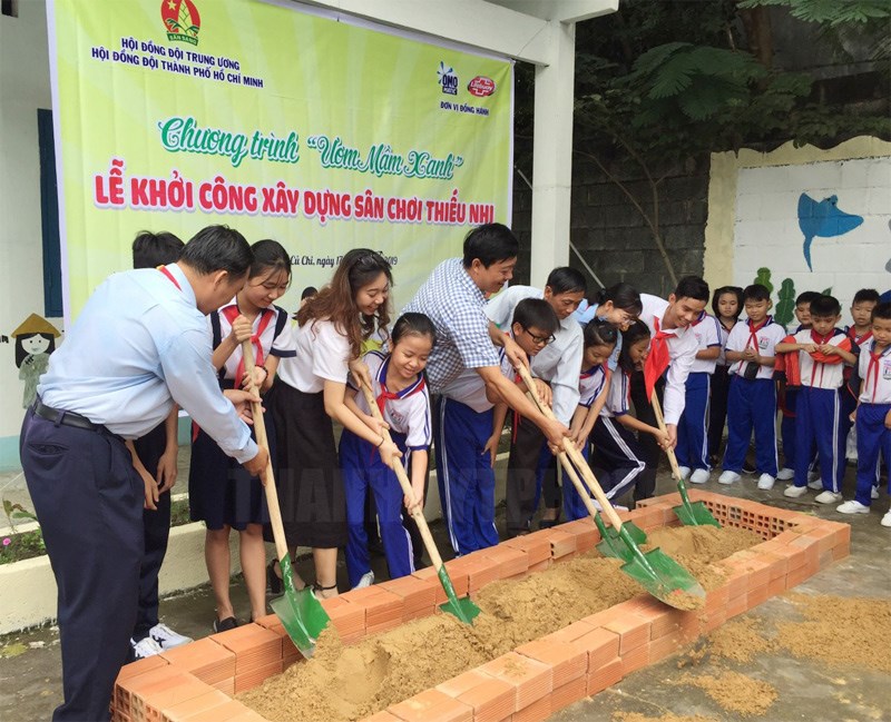 Các đại biểu thực hiện nghi thức khởi công công trình thiếu nhi.