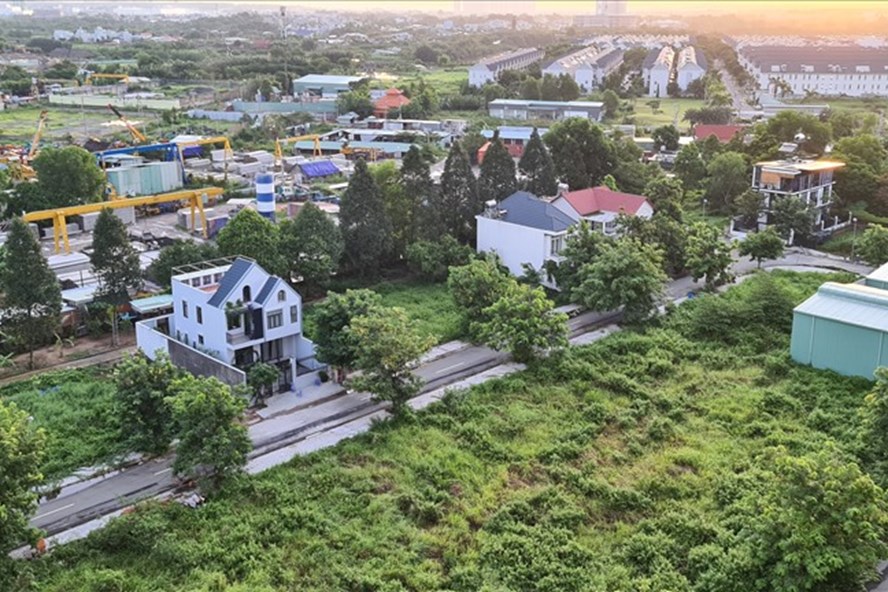 Dịch bệnh kéo dài khiến nhiều nhà đầu tư đất vùng ven không thể chịu thêm nhiệt. Ảnh: Bảo Chương