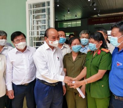 Chủ tịch nước Nguyễn Xuân Phúc trao đổi với cử tri huyện Củ Chi sau buổi tiếp xúc. Ảnh; Minh Quân