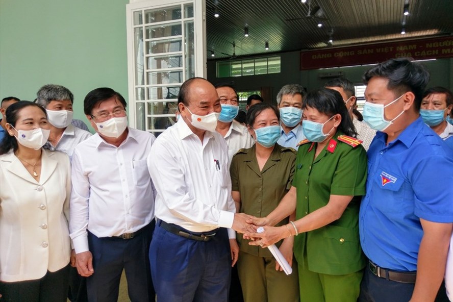 Chủ tịch nước Nguyễn Xuân Phúc trao đổi với cử tri huyện Củ Chi sau buổi tiếp xúc. Ảnh; Minh Quân