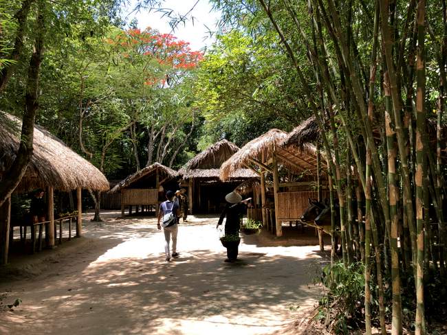 Cảnh làng quê thanh bình, bạn có phân biệt đâu là khách thật, đâu là cảnh giả trong tấm hình này không?