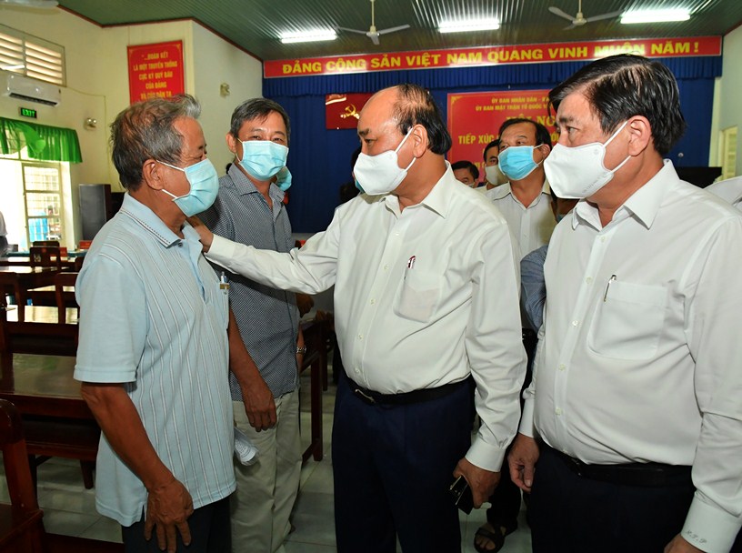 Chủ tịch nước Nguyễn Xuân Phúc tiếp xúc với các cử tri tại huyện Củ Chi