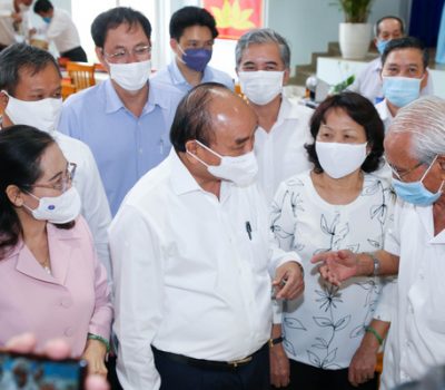 Chủ tịch nước Nguyễn Xuân Phúc và các ứng cử viên trao đổi với cử tri sau hội nghị 