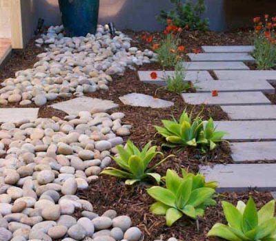 Kết hợp sỏi trang trí với hoa lá tự nhiên làm tươi mới cảnh quan khu vườn.