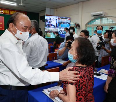 Chủ tịch nước Nguyễn Xuân Phúc với cử tri xã Phước Hạnh, huyện Củ Chi. Ảnh: TTXVN.