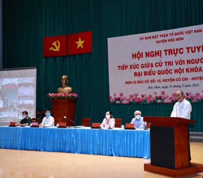 Chủ tịch nước Nguyễn Xuân Phúc trình bày Chương trình hành động tại hội nghị trực tuyến tiếp xúc giữa cử tri 12 xã, thị trấn huyện Hóc Môn với người ứng cử ĐBQH chiều 15/5. (Ảnh: TTXVN)
