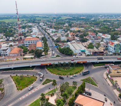 Huyện Củ Chi nằm ở phía tây bắc TP.HCM với diện tích 435 km2, cách trung tâm TP.HCM 33 km. Dân số năm 2019 là 462.047 người, mật độ dân số đạt 1.063 người/km². Trong ảnh là khu trung tâm của thị trấn Củ Chi.