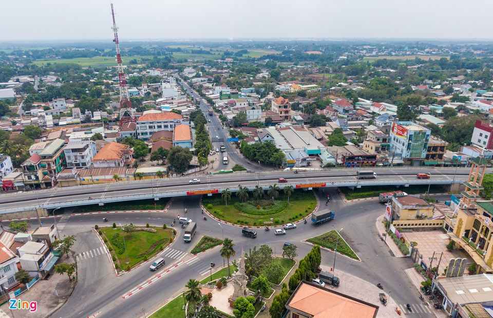 Huyện Củ Chi nằm ở phía tây bắc TP.HCM với diện tích 435 km2, cách trung tâm TP.HCM 33 km. Dân số năm 2019 là 462.047 người, mật độ dân số đạt 1.063 người/km². Trong ảnh là khu trung tâm của thị trấn Củ Chi.
