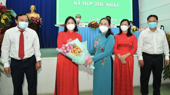 Chủ tịch HĐND TPHCM Nguyễn Thị Lệ chúc mừng tân Chủ tịch UBND huyện Củ Chi Phạm Thị Thanh Hiền. Ảnh: VIỆT DŨNG