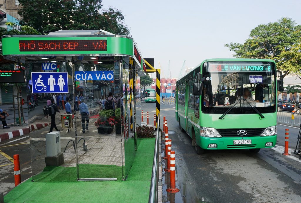 Hiện nay, nhu cầu đi lại của người dân lớn, hệ thống bãi xe buýt vẫn còn ít - Ảnh: QUANG ĐỊNH