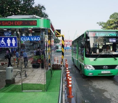 Hiện nay, nhu cầu đi lại của người dân lớn, hệ thống bãi xe buýt vẫn còn ít - Ảnh: QUANG ĐỊNH